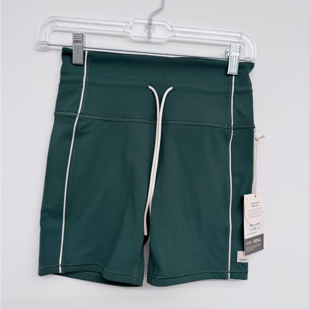 [NWT] Vuori daily piped short 5” Viridian Sz S